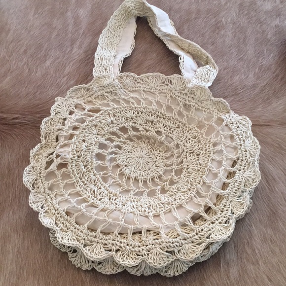 Handbags - ❤️⬇️💲Boho scallop edge bag! Straw color